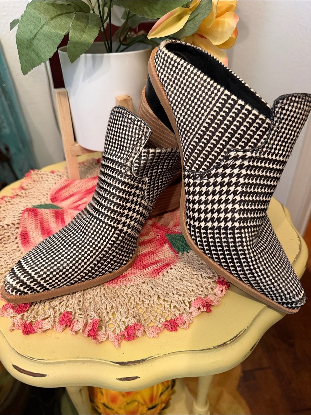 🏁🏁🏁BOGOHO🏁🏁🏁Gianni Bini Women's Black & White Houndstooth Ankle Boots-6.5
